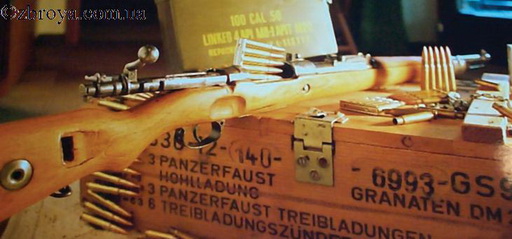 > <p>Не все нововведения индустриальной эры оказали столь значительное влияние на развитие стрелкового оружия, как простая, на первый взгляд, винтовка системы германского оружейника Маузера. По самым скромным подсчетам в мире было выпущено порядка ста миллионов винтовок этой системы, не только заводом Mauser в Оберндорфе, но и казенными германскими арсеналами в Амберге, Данциге, Эрфурте и Шпандау, а также частными компаниями и корпорациями, такими как Loewe, Sauer, Steyr, CZ Bzno, FN, Husqvarna и т.д. Эксперты единодушно сходятся в том, что до сих пор в систему Маузера не внесено ни одного существенного улучшения. Они считают, что любая попытка улучшить систему Маузера будет ошибочной.</p> 