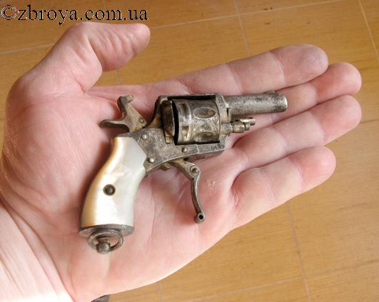 > <p>В 1830 году был выпущен новый тип короткоствольного оружия — револьвер.</p><p> Револьвер имеет вращающийся барабан, вмещающий несколько зарядов.</p><p> Ранние модели револьверов были так называемого 